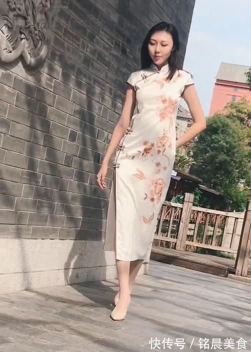 旗袍 旗袍搭配丝袜、高跟鞋,展示现代东方女性韵味