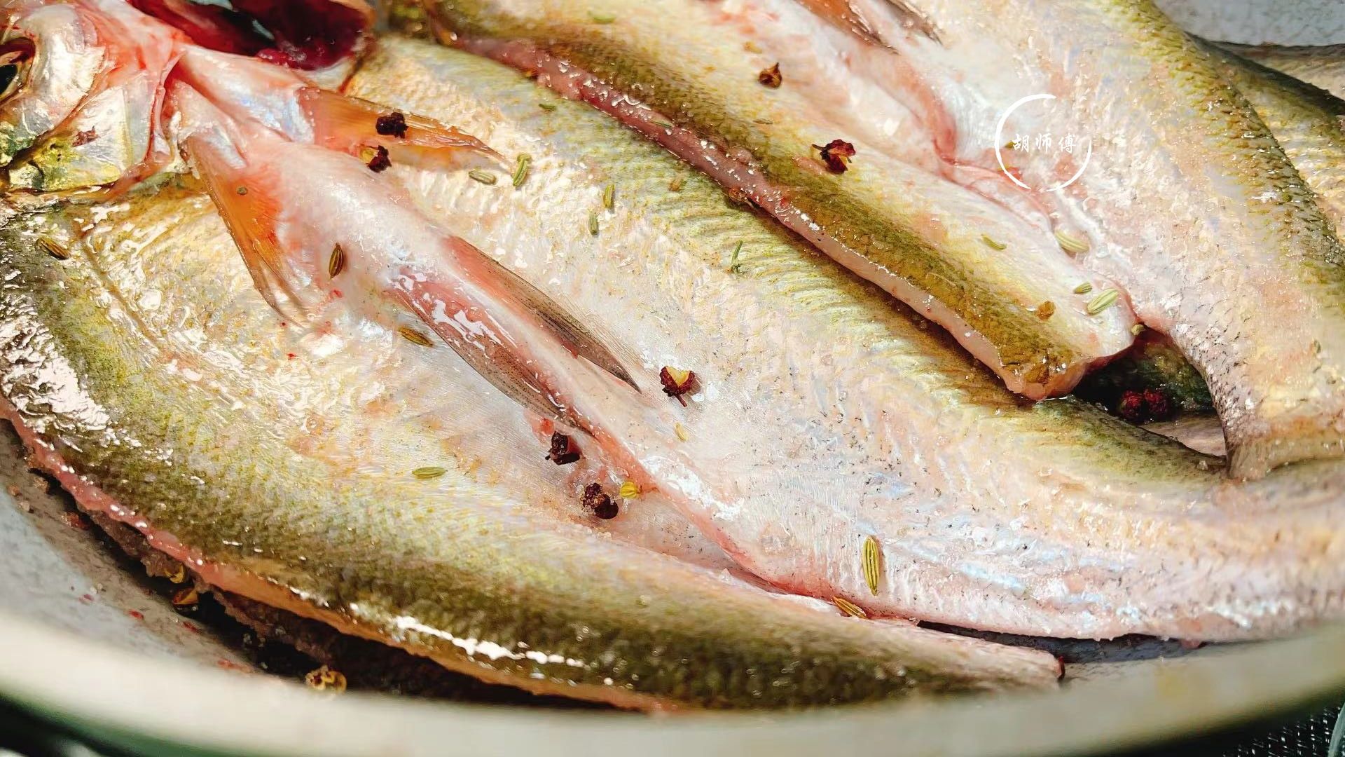 12月,碰到这鱼我从不还价,一次买20条腌起来,随吃随取,特省事