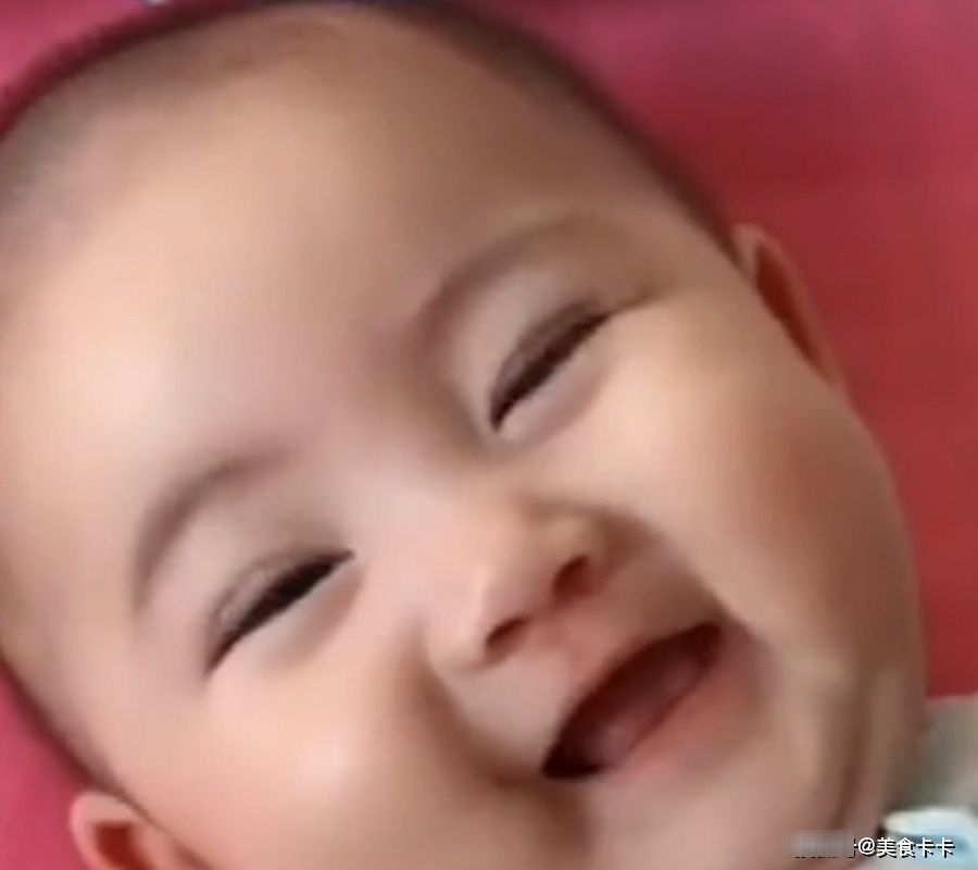 萌化|宝宝睡醒后不闹,看着妈妈笑个不停,妈妈的心都要被萌化了