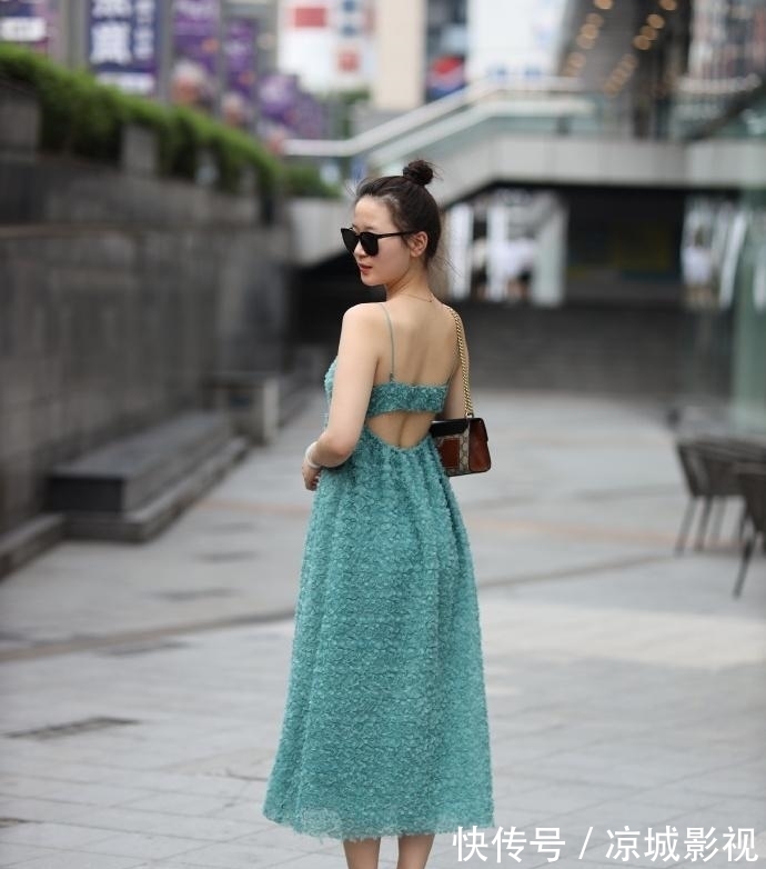 穿搭 秋日气质穿搭,姐姐的“纹理裙”,前面时尚有型背面“暗藏玄机”