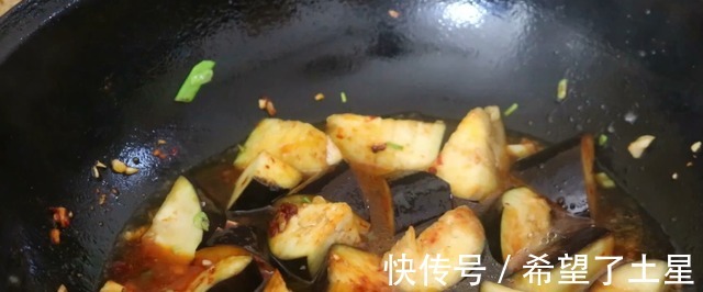 秋天多吃茄子,加1根油条,简单一做比吃肉还香,太下饭了!