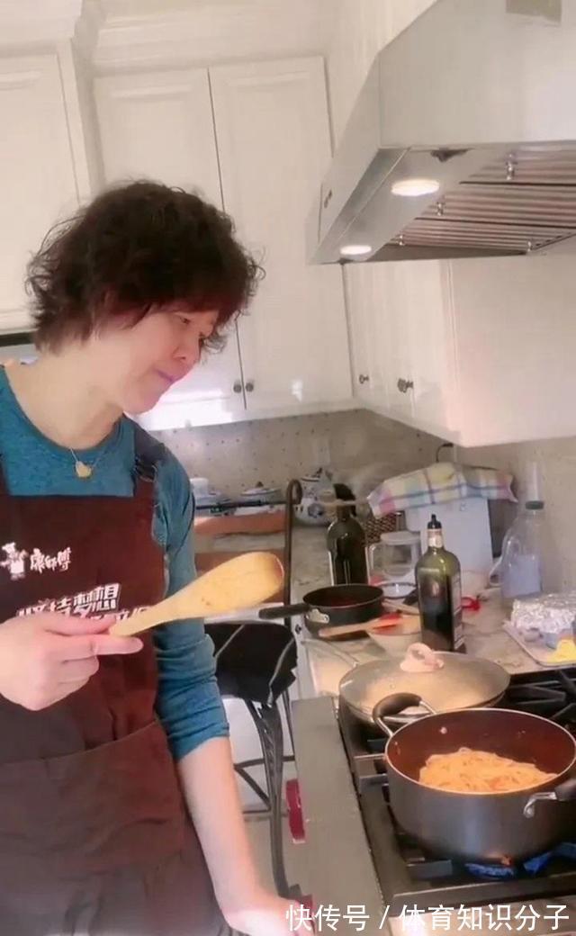 中国排协|越活越年轻!女排主帅郎平退休后颐养天年,时髦发型漂亮项链抢眼
