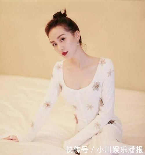 头发|脸上有3个“特征”的女生,别总披头散发,扎头发露五官更女神