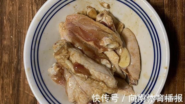 小葱|8个鸡翅一个大土豆,这种做法最香,香嫩入味,比烧烤还好吃