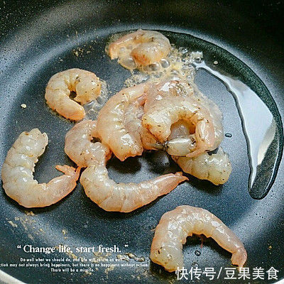 冬天吃#精致一人食#咖喱粉虾仁炒饭,暖身又暖心
