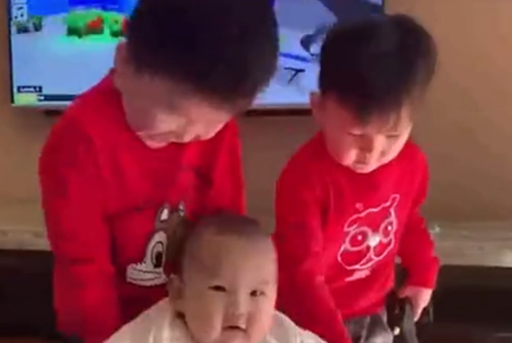 被迫营业|儿子每天被两个哥哥带着玩,9个月已经会走路了,网友:被迫营业