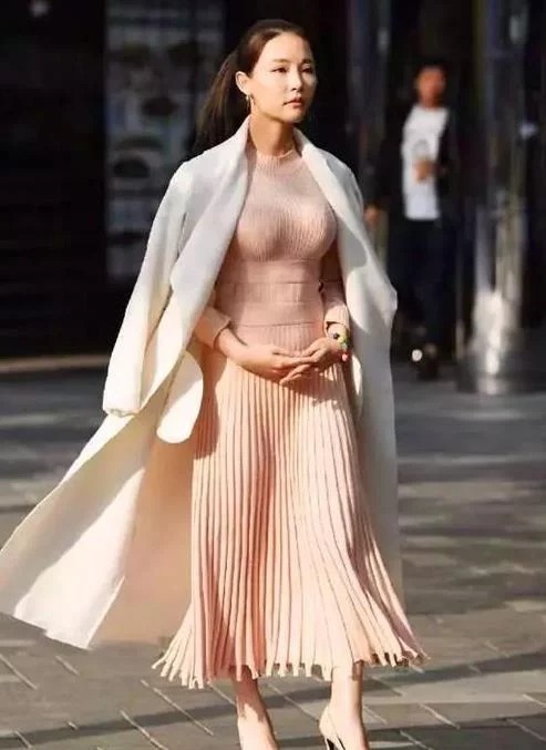 街拍:倾城倾国的美女,一条黑色一字肩连衣裙,时尚女神魅力