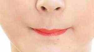 嘴唇 涂口红,还在傻傻抿嘴唇这4步缺一不可,不然别怪口红粘杯掉色