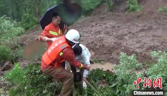 独木桥|踩着没膝的淤泥 山西黎城消防员冒雨解救13名被困村民