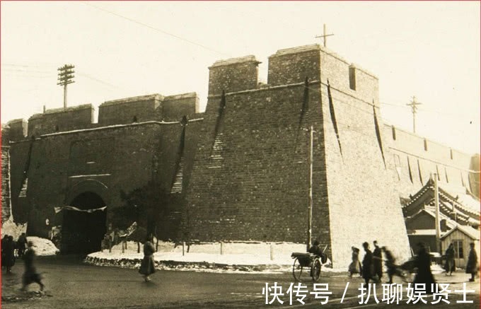 站岗|伪满时期的奉天,盛京老街还有牌楼,市政公署门口有俩伪军站岗