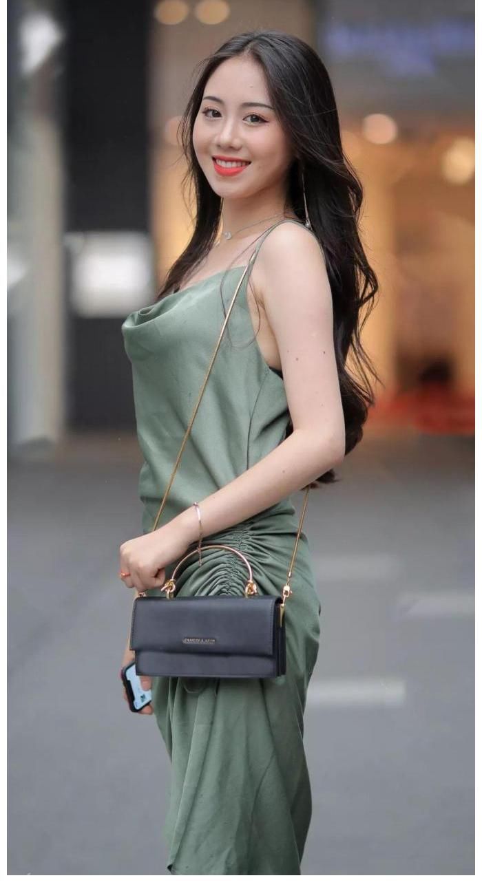 妩媚|丝绸裙，总是给人一种妩媚的意境