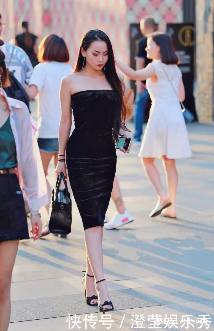 美女一双白色的尖头高跟鞋让她显得清新又浪漫,使她显得更加精致