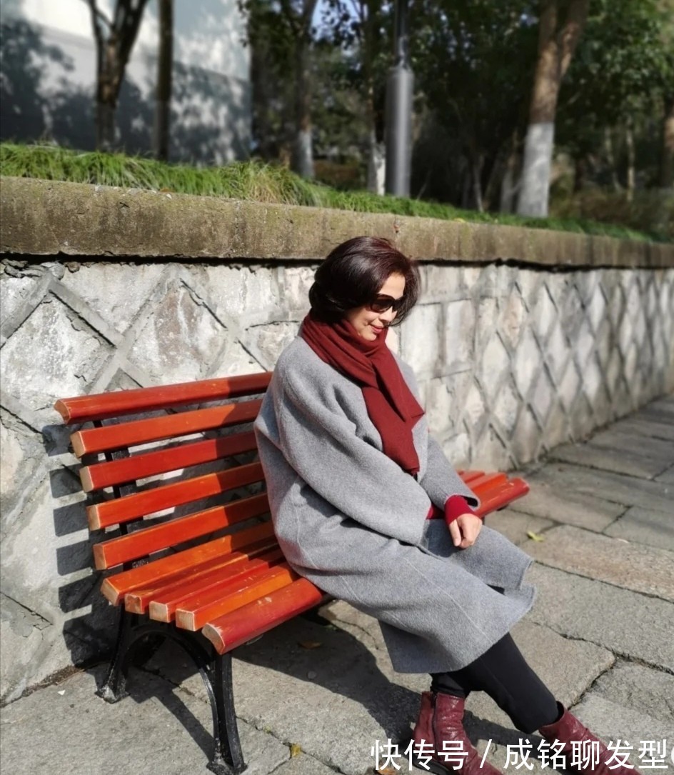 女性|不装嫩不做作,烟管裤+短靴显瘦又优雅,这才是老年人该有的穿搭