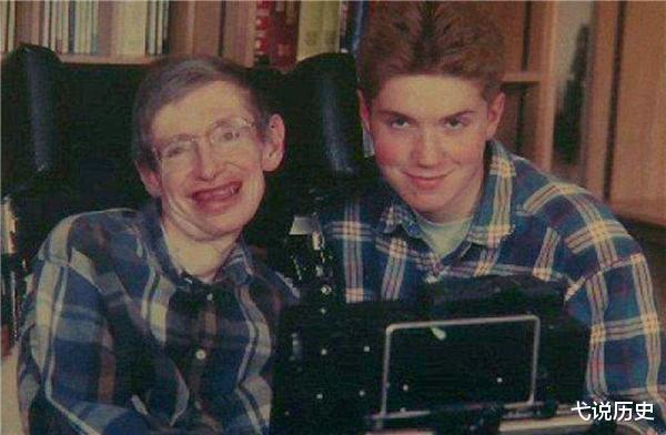 为了能让霍金说话,科学家在他的轮椅上装了很多你不知道的黑科技