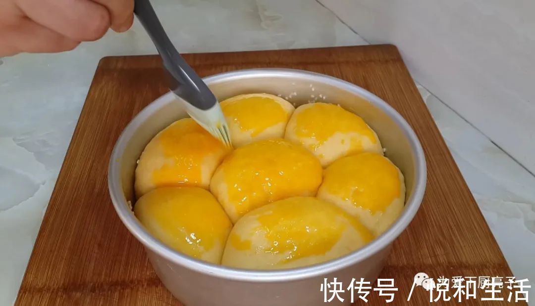 面包这么做太香了,加4个鸡蛋,不用烤箱也能一次成功,松软香甜