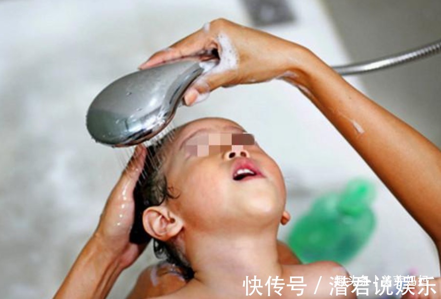 父母|妈妈你为什么有“小翅膀”孩子洗澡时好奇提问,母亲这么回答