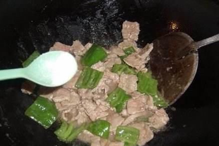 先炒青椒还是牛肉?饭店大厨多这一步,难怪炒不老,嫩滑入味!