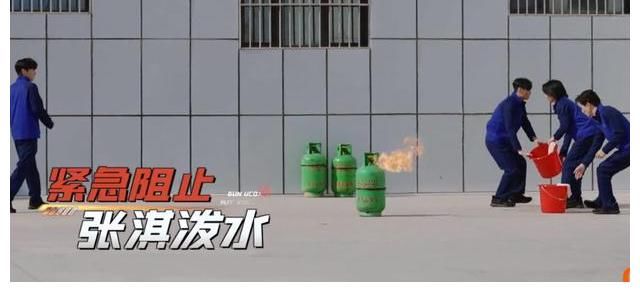 面对着火的煤气罐，陈小春张智霖张晋的反应大不同，细节看出教养