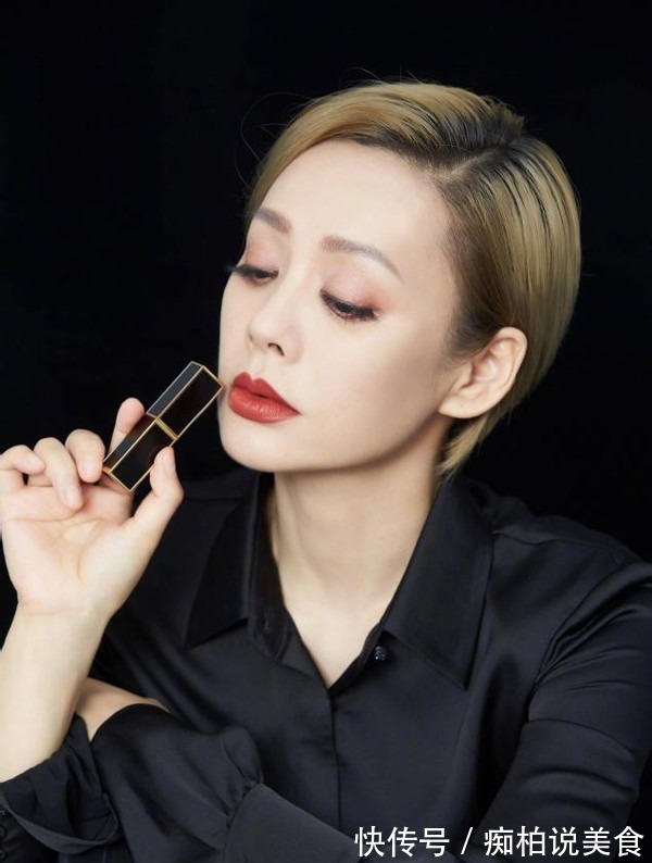 黄黑皮 女人涂口红时,这3个“坏习惯”不改,口红再贵还是会掉色沾杯