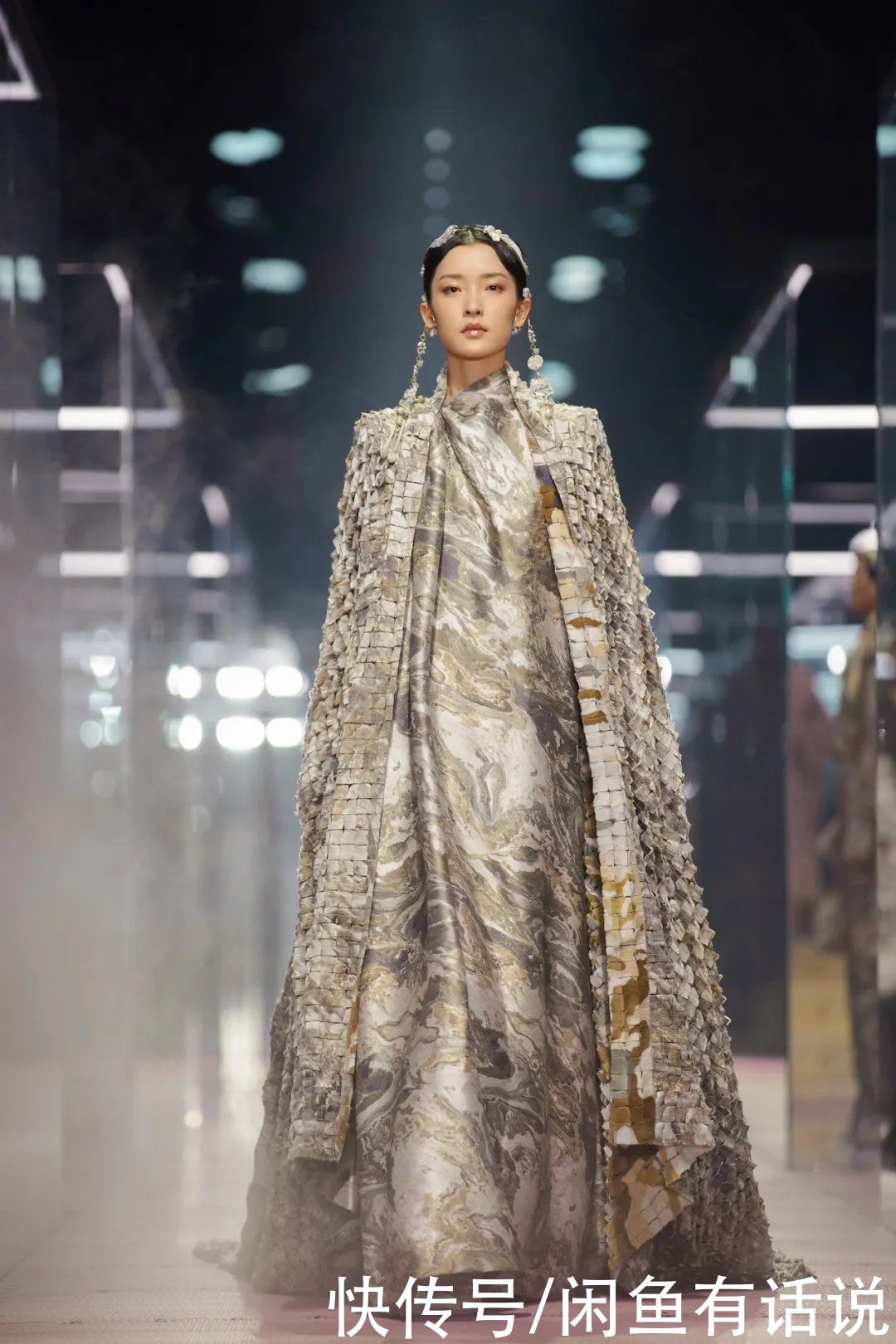 芬迪高定秀太奢华，18万颗青铜珍珠做礼服，靴子还缝8万颗细珠