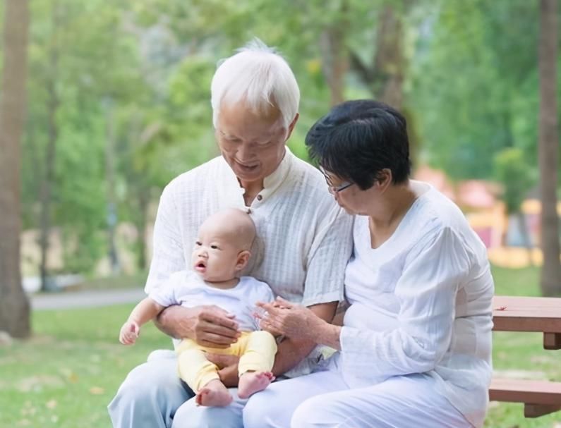 奶奶|把孩子从1个月带到4岁，反手就跟奶奶亲，姥姥心里有苦说不出