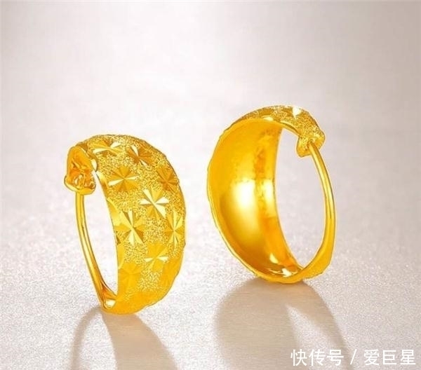 购买黄金耳钉时,是选弯针的好还是直针的好?金店老板一语道破