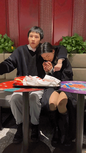 女朋友|开着自家的「公交车」跟女朋友约会是什么体验?原来电影里的情节不是骗人的……