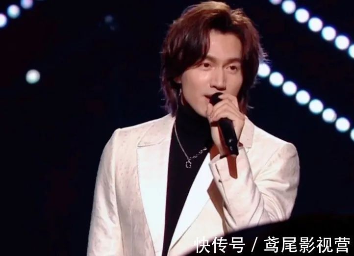 两台晚会全员真唱，年轻艺人表现亮眼，易烊千玺被前辈称赞