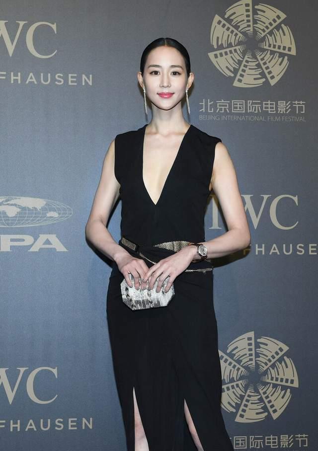 深v|张钧甯衣品太高级, 穿黑色深V礼服气质冷艳, 窈窕身材更迷人