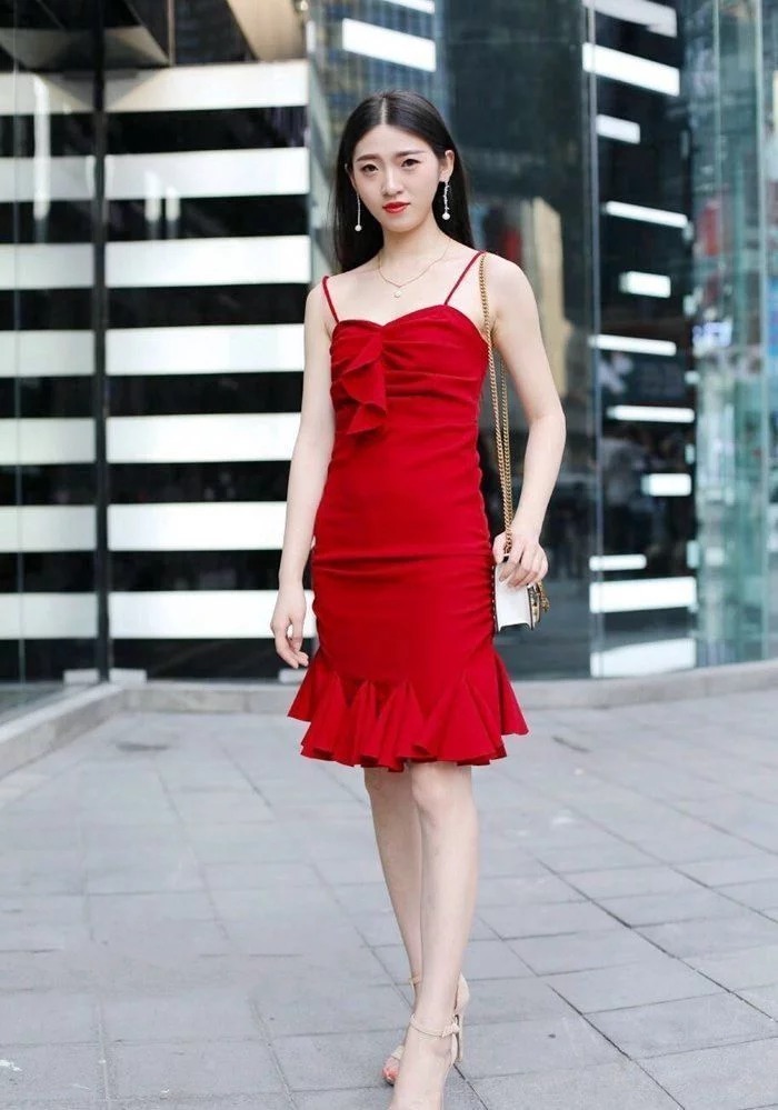 时尚|穿红色吊带连衣裙的美女，身材颜值俱佳，尽显时尚风采