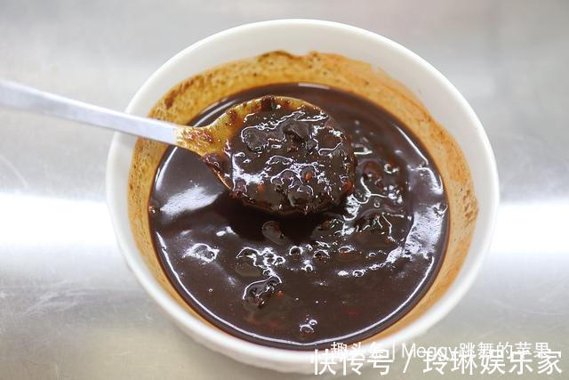 教你一款万能香辣酱,拌面卷饼炒肉丁全都用得上,每月我必熬2回