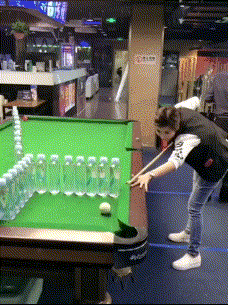 |搞笑GIF:第一次结婚没经验,岳父在上,小婿先干为敬