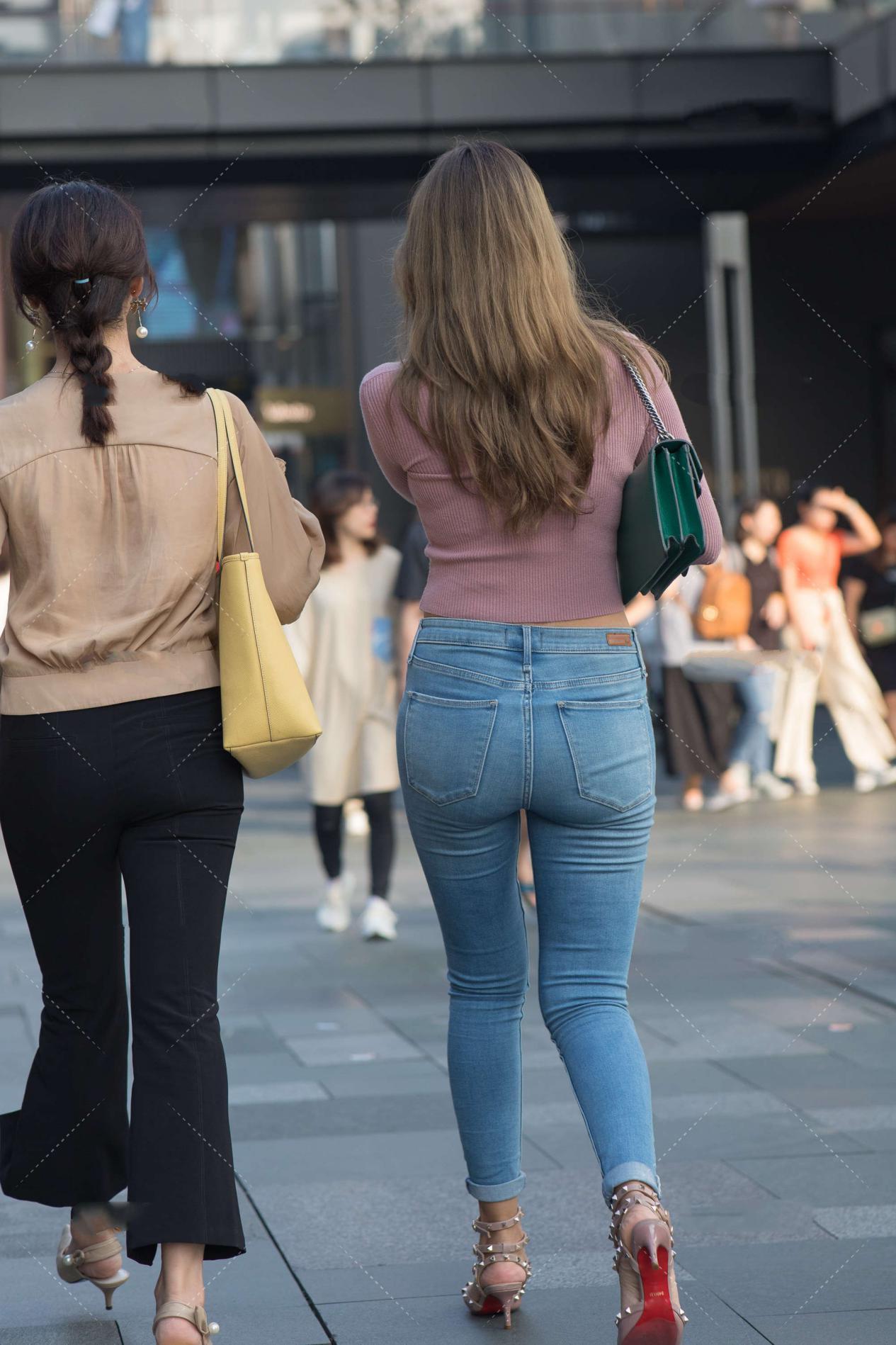 搭配|豆沙色长袖针织开衫, 搭配高腰深蓝牛仔裤, 高级时尚