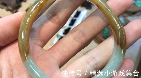 翡翠戒指 出于安全考虑,我们在购买翡翠戒指的时候,不能太过追求独特!