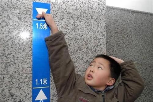 |沙雕动画!搞笑:为了证明放屁会着火,我把老爸的屁股烧着了