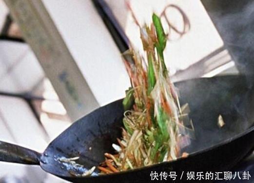 这4个炒菜“坏”习惯,多数家庭都有,为了家人健康,最好改掉!