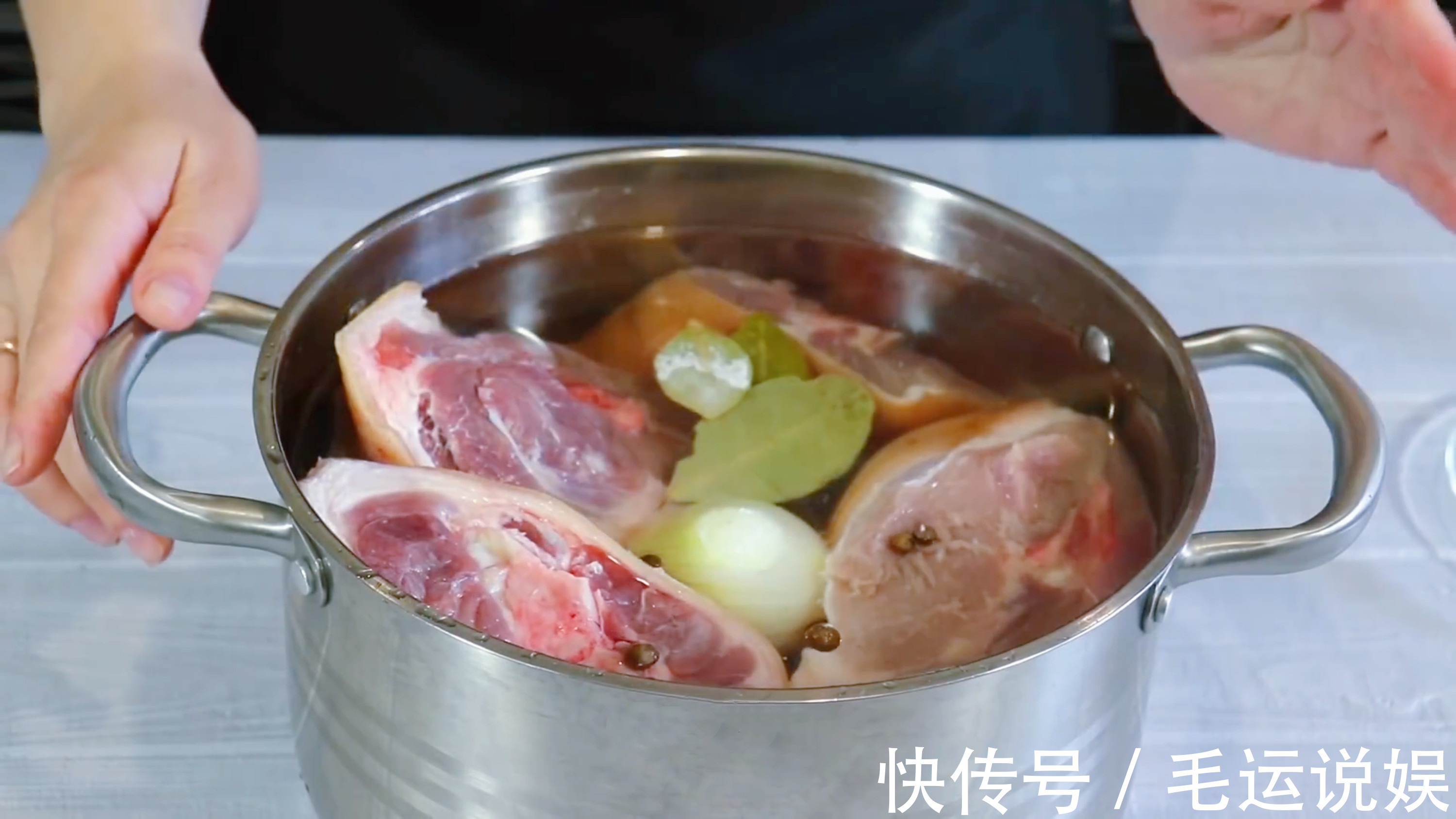 把猪肉装到矿泉水瓶子里,12小时后变成美味香肠,做法头一次见
