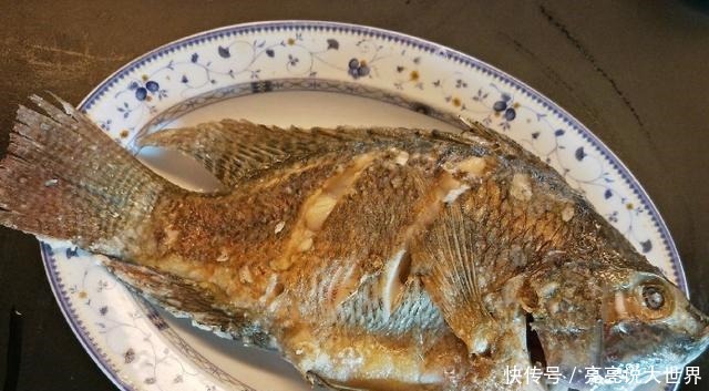 给鱼去腥,用料酒还是用醋都错了,只需一勺它,鲜嫩入味还不腥