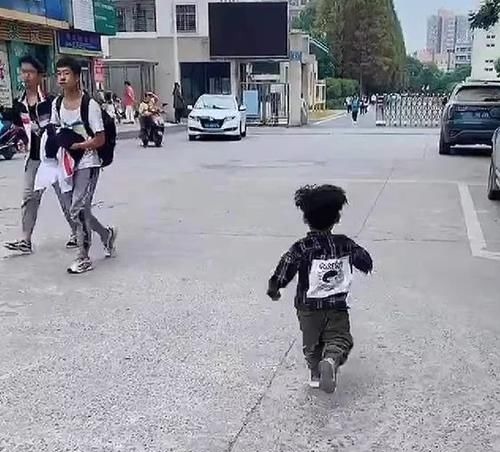 小男孩|心碎现场!弟弟校门口骑士跪迎姐姐却被忽略,家长:姐姐太害羞