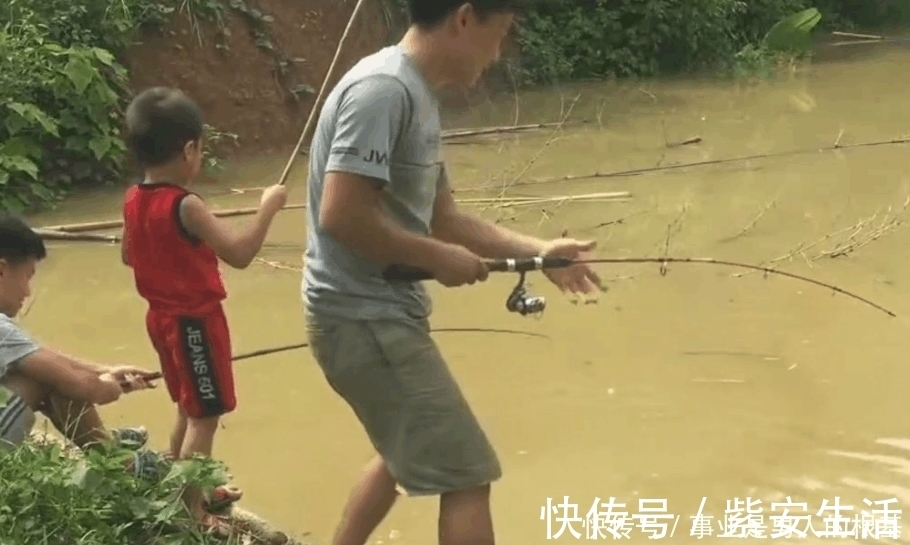 浑水中钓鱼遇到大罗非,看清后激动得大叫起来