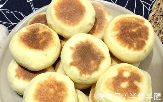 一碗面粉，两个鸡蛋，不用一滴水，5分钟教你做软香的“面包饼”！