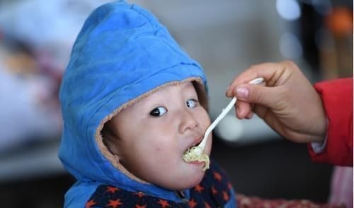 消化|吃一次相同于半月不消化,父母还在喂孩子吃,医生:脾都烂完了