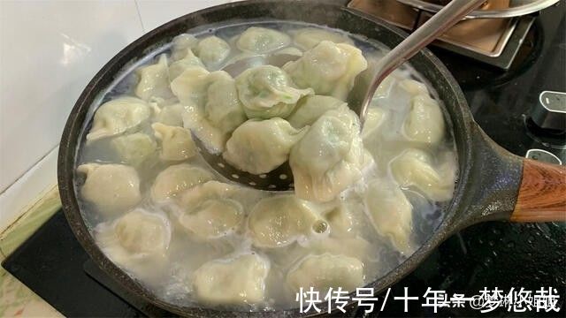 包韭菜饺子，直接拌馅是大错，多加1步，韭菜馅更翠绿，不出水
