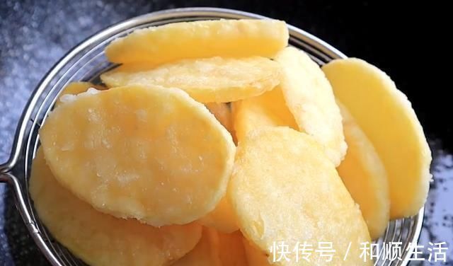 土豆又一个神奇的做法只要放盐水里泡一泡，个个鼓大泡，真解馋