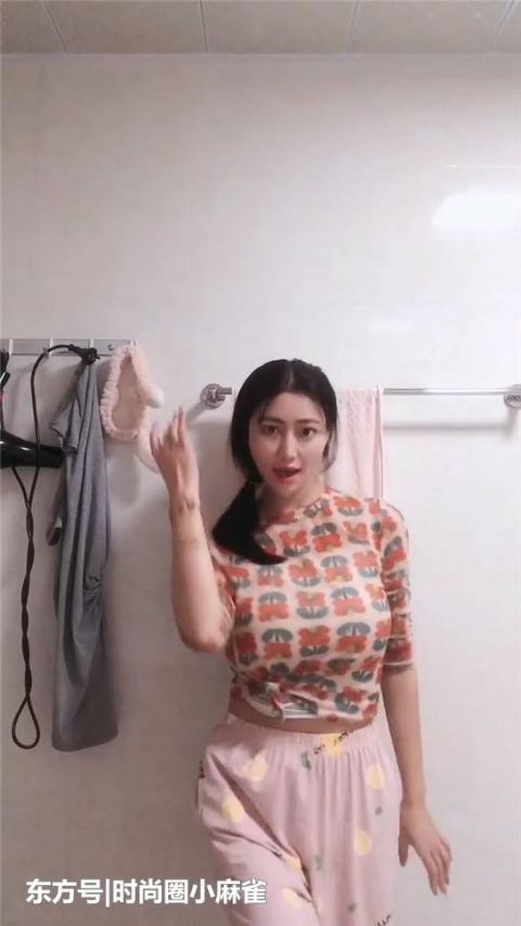 街拍|街拍靓丽可爱的小姐姐,搭配一条打底裤,尽显迷人魅力