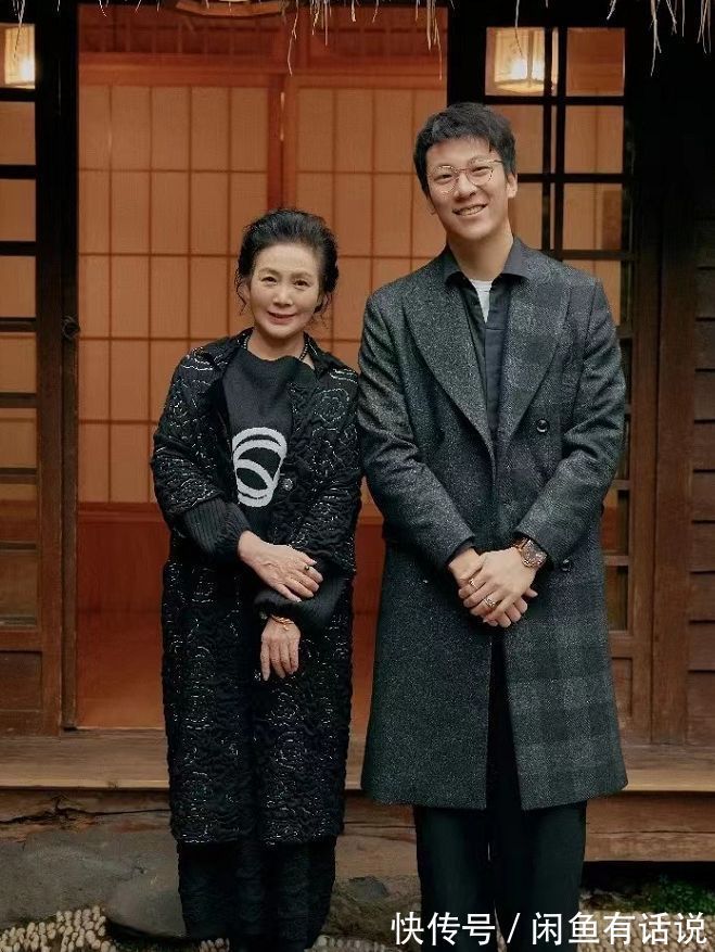 黑裤 岁月不败美人,65岁阿姨的黑白穿搭好美,和1米95儿子同框太惊艳