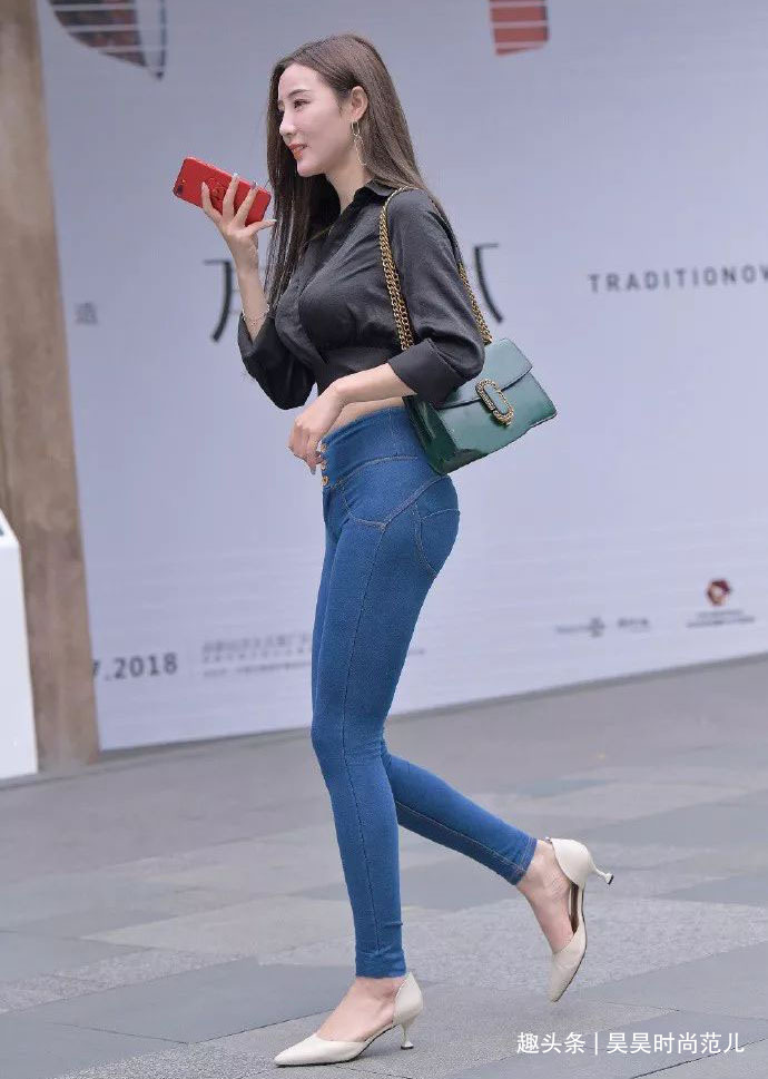 小姐姐 修身牛仔裤搭配收腰衬衫，个性时尚又显身材，尽显知性优雅气质