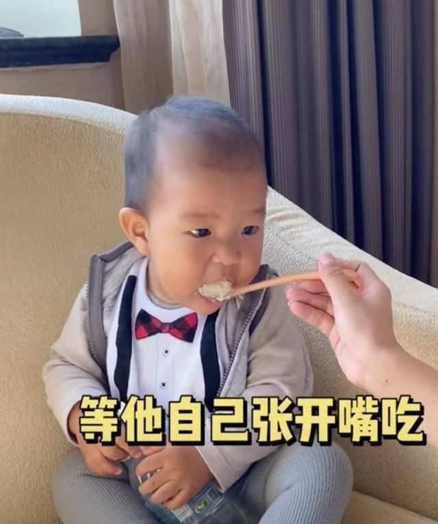 孩子注意力|孩子自主进食前，如何正确喂饭？很多妈妈第一步就做错了