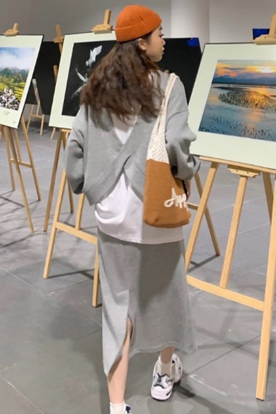 初春的温柔穿搭得这样穿!薄外套+奶油裙,真女人的时髦穿法