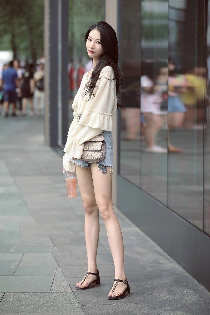 搭配 小姐姐简约身搭配,给人一种很清爽的感觉,纤细美腿让人羡慕